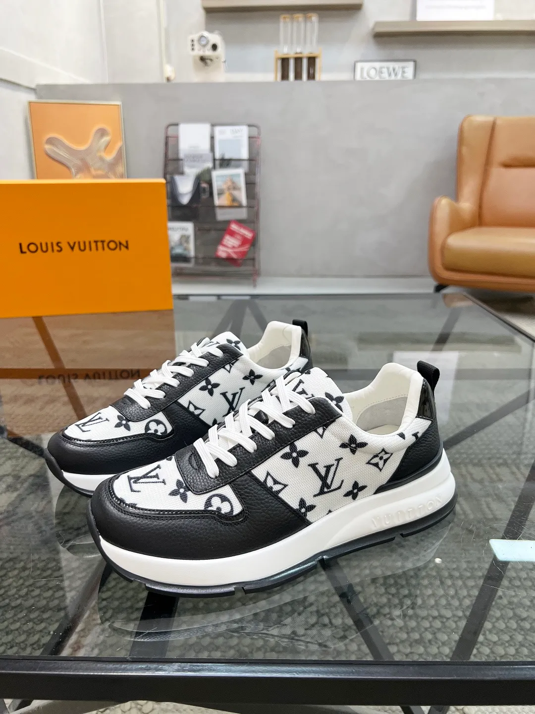 Factory price: 480💰LV🔍Top purchasing agent🇮🇹 Lu Street God's new sports shoes are coming and are available at counters simultaneously. Original factory configuration, original cowhide imported from Italy with mesh fabric, high-quality printing and splicing complex process, sports trendy person, imported water-dyed cowhide lining, sole: Wang Yuan factory specially provides the original sole, super comfortable, original factory follow-up goods 🔍🔍High quality, you can enter and leave the counter at will, welcome to compare and synchronize with the counter, code number 38-44, customized 45